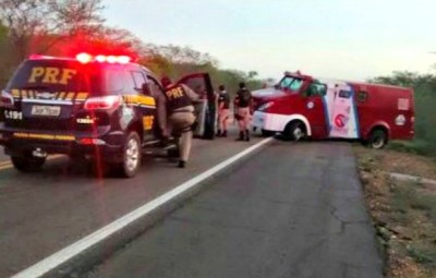 Policiais fazem buscas pelos suspeitos (Foto: Arquivo pessoal)