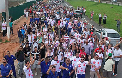 Passeata bloqueia faixas da Rodovia Santos Dumont, em Campinas