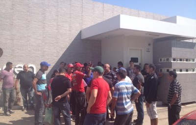 Vigilantes reuniram-se em frente a uma das empresas que estaria com atraso nos pagamentos (Foto: Abinoan Santiago/G1)